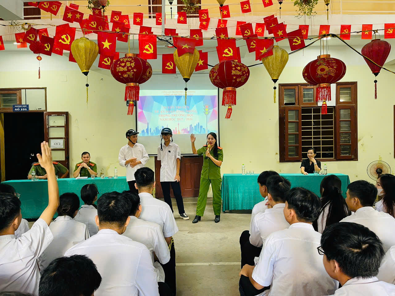 Công an phường Đông Hải tuyên truyền pháp luật cho học sinh Trường THPT Hùng Vương